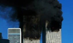 La fumée qui s'échappe des tours jumelles de New York, après les attentats le 11 septembre 2001