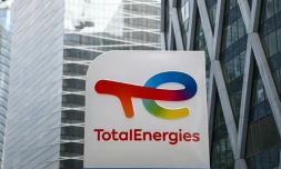 Le nouveau logo du groupe français Total en mai 2021 à La Défense, prÚs de Paris