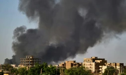 De la fumée s'élève au-dessus de Khartoum, où les combats font rage, le 17 mai 2023