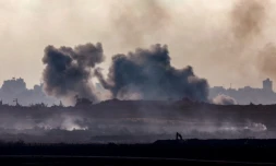 De la fumée lors d'une frappe israélienne sur la bande de Gaza, vue depuis la frontière israélienne, le 11 juin 2025