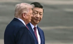 Le président chinois Xi Jinping (d) et le président américain Donald Trump lors d'une cérémonie d'accueil au Grand Palais du Peuple à Pékin, le 14 mai 2026