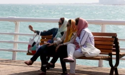 Des Iraniennes se prennent en selfie sur le front de mer de l'île de Kish, le 1er novembre 2016