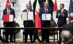 (de g à d) Abdel Latif al-Zayani, Benjamin Netanyahu, Donald Trump et Cheikh Abdallah ben Zayed Al-Nahyane, à la Maison Blanche le 15 septembre 2020 à Washington
