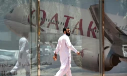 Un homme devant une publicité pour la compagnie aérienne qatarienne "Qatar Airways", à Riyad le 5 juin 2017