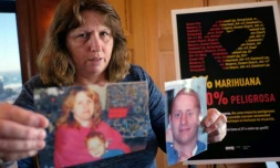 Deirdre Canaday montre une photo de son fils Aaron Canady, qui est mort après avoir pris du K2, lors d'un sommet consacré à cette drogue à New York le 16 novembre 2015