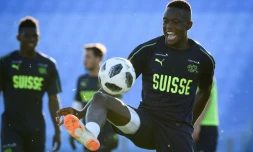 Le milieu de la Suisse Denis Zakaria contrôle le ballon à l'entraînement, le 18 juin 2018 à Togliatti