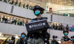 Un policier anti-émeute (C) dans un centre commercial hongkongais, le 6 juillet 2020