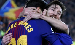 L'Argentin Lionel Messi (D) jubile après avoir marqué le 3e but du FC Barcelone contre Chelsea en 8e retour de la Ligue des champions, son 100e dans la compétition, à Camp Nou, le 14 mars 2018
