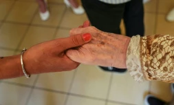 A l'heure où le tsunami démographique se rapproche -le nombre de Français de 75 à 84 ans va augmenter de 50% entre 2020 et 2030- les accompagnants de personnes âgées font figure de perles rares