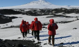 Le sécrétaire d'Etat américain John Kerry et les membres de sa délégation en Antarctique, dans la station américaine de recherche McMurdo, dans la région de l'île de Ross, le 11 novembre 2016 