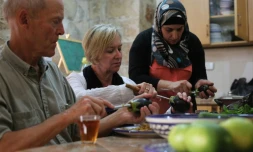 Une Palestinienne apprend à des étrangers à réaliser une spécialité de Naplouse, le 19 septembre 2015
