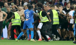 Des supporteurs niçois envahissent le terrain lors du match contre Marseille, le 21 août 2021 à l'Allianz Riviera