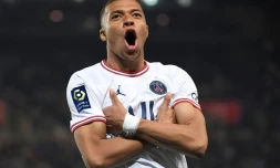 La joie de l'attaquant du Paris Saint-Germain Kylian Mbappé, après avoir marqué son 2e but, et le 3e pour le PSG, face à Strasbourg, lors de la 35e journée de Ligue 1, le 29 avril 2022 au Stade de La Meinau
