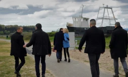 Emmanuel Macron et sa femme Brigitte, entourés de gardes du corps, posent pour un photographe de l'AFP au Touquet le 22 avril 2017 à la veille du 1er tour