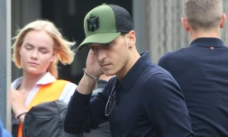 Le milieu allemand Mesut Özil à son arrivée à l'aéroport de Francfort, après l'élimination de la Mannschaft par la Corée du Sud dès la phase de poule au Mondial, le 28 juin 2018 