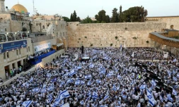 Des milliers d'Israéliens rassemblés pour la "marche des drapeaux" devant le mur des Lamentations dans la Vieille Ville de Jérusalem, le 29 mai 2022