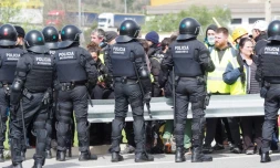 Des policiers font face à des séparatistes catalans qui bloquent une route, le 27 mars 2018 prÚs de Figueras, en Espagne