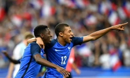 Ousmane Dembélé et Kylian Mbappé lors du match France-Angleterre au Stade de France, le 13 juin 2017
