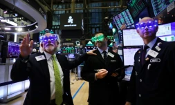 Wall Street a chuté lourdement jeudi, affaiblie par la pire séance d'Apple depuis six ans sur fond de ralentissement économique en Chine et plombée par un indicateur manufacturier américain décevant