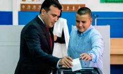 Le Premier ministre macédonien Zoran Zaev dépose son bulletin pour le référendum du 30 septembre 2018 sur le nouveau nom de son pays.