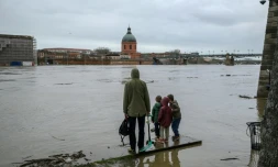 Des personnes observent la Garonne après de fortes pluies, à Toulouse, le 11 février 2026