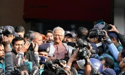 Le lauréat du prix Nobel de la paix Muhammad Yunus (C) sort d'un tribunal de Dacca, le 1er janvier 2024