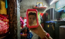 Pham Quoc Cong dans sa "micro-maison" de 2m2, le 2 mai 2018 à Ho Chi Ming-ville, au Vietnam