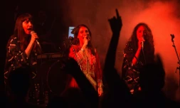 Les chanteuses israéliennes Tair (c), Liron (g) et Tagel, membres du groupe de folk yéménite A-WA, sur scÚne à Jérusalem, le 28 janvier 2016