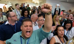 Les militants de l'opposition vénézuélienne, du parti MUD, célèbrent leur victoire après les premiers résultats des élections, à Caracas le 6 décembre 2015