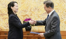 Kim Yo Jong, la soeur du dirigeant nord-coréen (G) remet une lettre de Kim Jong Un au président Sud-Coréen Moon Jae-in (D) à Séoul le 10 févier 2018