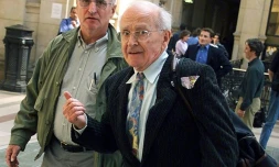 Le négationniste français Robert Faurisson arrive au tribunal de Paris pour son procÚs, le 14 septembre 2000