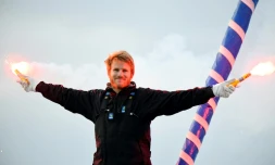 Le Français François Gabart à bord de son trimaran Macif. Il vient de pulvériser le record du tour du monde en solitaire et arrive à Brest, le 17 décembre 2017