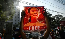 Le portrait d'Aung San Suu Kyi lors d'une manifestation contre le coup d'Etat militaire en Birmanie, le 15 février 2021 à Rangoun
