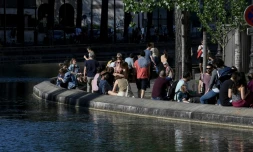 Des Parisiens sur les bords du canal Saint-Martin le 26 avril 2020