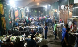 Des Egyptiens dînent dans un restaurant de la banlieue nord du Caire le 1er septembre 2015