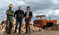 Les Afghans Matiullah Mehrabi (g) et Sherbaz Safizada (d) avec leur employeur Alain Capella, patron d'une scierie familiale, le 24 février 2022 à Aigueperse, dans le Puy-de-DÎme