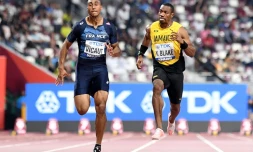 Le sprinteur français Jimmy Vicaut au coude à coude avec le Jamaïcain Yohan Blake lors d'une série du 100 m à Doha, le 27 septembre 2019