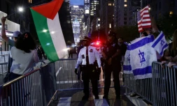 Des manifestants pro-palestiniens (G) face à des manifestants pro-israéliens (D) à New York, aux Etats-Unis, le 25 septembre 2025