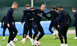 L'attaquant vedette de l'Angleterre Harry Kane (c) à l'entraînement avec ses partenaires, à Repino, le 2 juillet 2018
