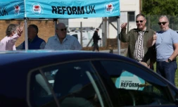 Des militants du parti Reform à Merthyr Tydfil, au Pays de Galles, le 24 avril 2026, pendant la campagne électorale 