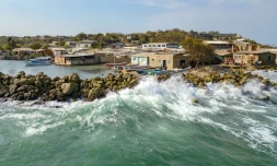 Vue aérienne de maisons touchées par l'élévation du niveau de la mer sur l'ßle de Tierra Bomba, face à CarthagÚne, en Colombie, le 24 février 2024