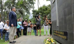 François Fillon dépose une gerbe devant un monument en hommage au général de Gaulle, le 13 février 2017 à Saint-Denis de la Réunion