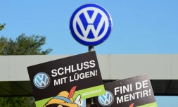 "Fini de mentir" proclament des pancartes de militants de Greenpeace qui manifestent devant le siège du groupe Volkswagen, à Wolfsburg, en Allemagne, le 25 septembre 2015
