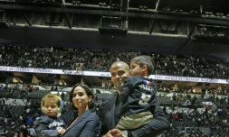 Tony Parker avec son épouse Axelle Francine et leurs enfants Josh et Liam à San Antonio (Etats-Unis) lors de la cérémonie de retrait du maillot de l'ex-basketteur français, le 11 novembre 2019