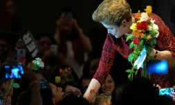 La présidente brésilienne suspendue, Dilma Rousseff avec des soutiens lors d'un meeting du Parti des Travailleurs, le 24 août 2016 à Brasilia