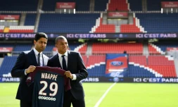 Le président du PSG Nasser Al-Khelaifi (g) lors de la présentation du nouvel attaquant Kylian Mbappé avec son maillot aux couleurs du club, le 6 septembre 2017 au Parc des Princes  