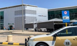 Un véhicule de sécurité garé devant l'aéroport de Tabuk en Arabie saoudite, le 30 septembre 2026