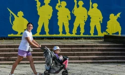 Une femme et un enfant le Jour du drapeau national en Ukraine, à Lviv (ouest), le 23 août 2022