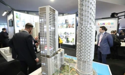 Des maquettes d'immeubles exposées au Marché international des professionnels de l'immobilier (Mipim), le 12 mars 2019 à Cannes