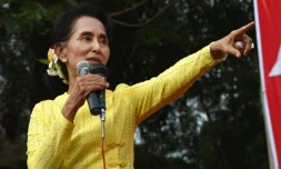 L'opposante Aung San Suu Kyi à Kawhmu dans la banlieue de Rangun en Birmanie, le 24 octobre 2015